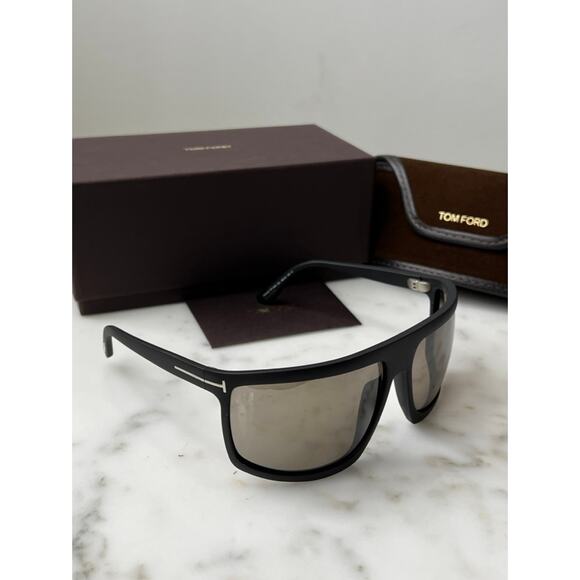 NEW Tom Ford Clint TF1066 Mask Sunglasses in Black - Picture 3 of 5
